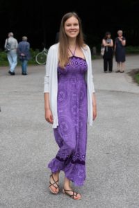 Lisa im lilanen Kleid